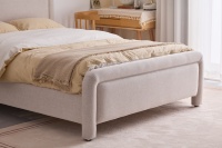 Lit rembourré incurvé de style vintage moderne italien avec cadre en bois pour chambre à coucher