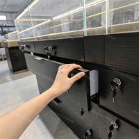 Comptoir de vente au détail moderne sur mesure avec plateau en verre, vitrine îlot pour bijoux, noir mat, longue vitrine de luxe pour boutique avec éclairage LED