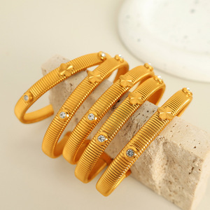 สร้อยข้อมือโคลเวอร์สี่แฉกชุบทองไทเทเนียมสตีล 18k ยืดหยุ่นได้ เหมาะสำหรับทั้งชายและหญิง ของขวัญเครื่องประดับ - Product Image 1