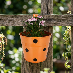 Pot de fleurs suspendu en métal orange avec points noirs pour plantes de jardin - Product Image 5