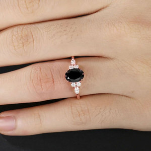 Elegante Anello con Pietra Nera Ovale Placcato in Oro Rosa con Zirconi Scintillanti Laterali per Donne Gioielli Raffinati - Product Image 2