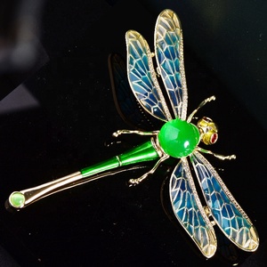 Nuevo diseño señoras elegante joyería de moda chino jade verde esmalte libélula broche al por mayor personalizado - Product Image 4