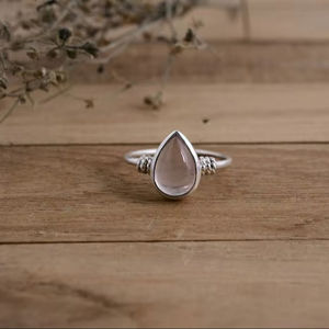 แหวนรูปหยดน้ำโรสควอตซ์ ~ แหวนเงินแท้ 925 ประดับพลอยทรงหยดน้ำ ~ แหวนหรูหราสำหรับทุกเพศ เหมาะเป็นของขวัญวันเกิดหรือของขวัญสำหรับงานปาร์ตี้ - Product Image 1