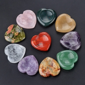 Entrega rápida Cristal natural 7 Chakras <span class=keywords><strong>Piedra</strong></span> preciosa Amor Corazón <span class=keywords><strong>Piedra</strong></span> DE PREOCUPACIÓN Colorida Energía curativa <span class=keywords><strong>Piedra</strong></span> de preocupación para masaje de golpe - Product Image 2