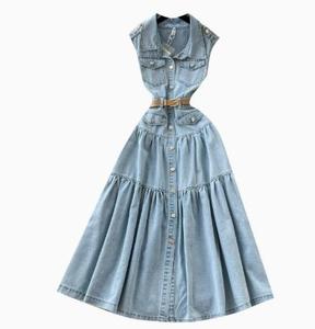 Vestido maxi vaquero sin mangas de alta gama para mujer con cuello con muescas y botones metálicos, vestido elegante - Product Image 1