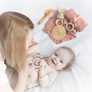Coffret Cadeau Naissance avec Couverture Bébé, Brosse à Cheveux, Hochet de Dentition, Serviette – Cadeaux Grossesse et Nouvelle Maman – Vente en Gros de Cadeaux de Naissance - Product Image 3
