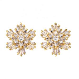 Boucles d'oreilles clous en zircon flocon de neige super scintillantes pour femmes, design luxueux et tempéré haut de gamme, polyvalentes, tendance et personnalisées - Product Image 6