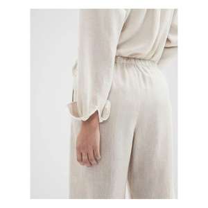 Pantalones casuales de silueta relajada para mujer, diseñados para ofrecer comodidad de uso sencillo, tela suave y movimiento flexible para el día a día. - Product Image 3