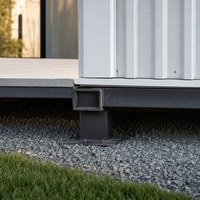 Maison mobile moderne en conteneur avec structure en acier, balcon et espace de vie en verre
