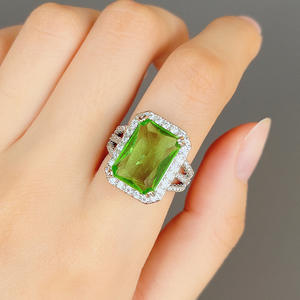 Anello geometrico F1633 da donna con pietra verde e accenti di diamanti, placcato oro 18 carati. - Product Image 2