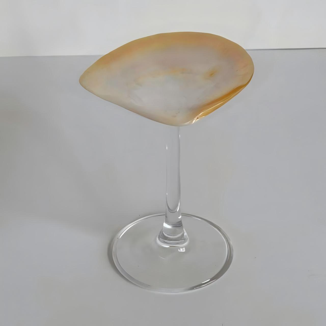 Verre à vin coquille de papillon jaune à fond transparent