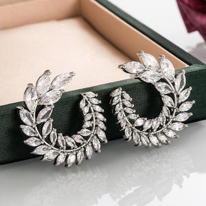 Pendientes de Aro de Plata 925 Bañados en Oro Blanco con Cristales para Mujer, Joyería Romántica para Boda, Diseño de Hoja con Diamantes de Imitación y Engaste de Garra - Product Image 5