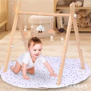 Gimnasio de actividades de madera para bebés con juguetes colgantes de nubes, estrellas y luna para bebés de 0 a 6 meses, incluye tapete de juego. - Product Image 1
