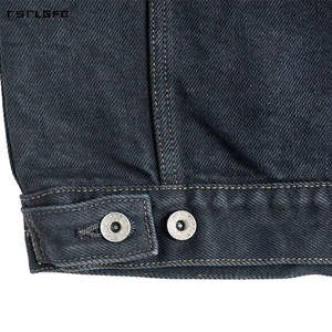 Chaleco de mezclilla cruda Indigo de 21 oz para hombre, con doble bolsillo con solapa, cintura con cierre de botón en V, botones plateados, corte ajustado, estilo camionero clásico - Product Image 5