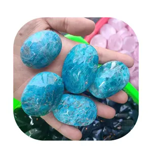 Novas chegadas alta qualidade polido cristais naturais cura pedras azul apatita palma para Decor