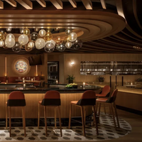 Banquette incurvée en PU, chaise de salle à manger en bois courbé, table ronde sur piétement blanc pour restaurant et bistro de luxe