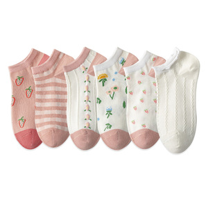 Chaussettes fantaisie pour femmes avec de jolies fleurs pour le printemps, l'été et l'automne - Product Image 1