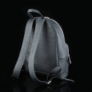 Mochila de Piel de Cocodrilo Mate de Lujo para Hombre - Mochila Artesanal Teñida con Agua de Piel de Cocodrilo - Product Image 4