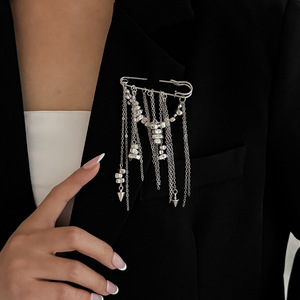 <span class=keywords><strong>Broches</strong></span> de cadena metálica de moda <span class=keywords><strong>para</strong></span> mujer, remaches modernos, cadenas cortas <span class=keywords><strong>para</strong></span> pantalones, alfileres de seguridad decorativos, accesorios de ropa - Product Image 1