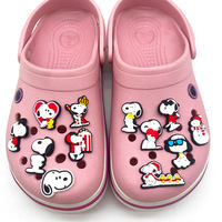 HY 2026 Vente en gros de décorations de chaussures en PVC souple de dessin animé mignon, décorations de chaussures Snoopys avec des décorations en dentelle et des boutons