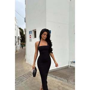 Robe de soirée formelle noire Elroy, longueur ras du sol, coupe droite, ornée de perles, de fleurs et de plumes, tailles XS à XL, pour demoiselles d'honneur et mariée - Product Image 3