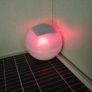 Luz solar flotante con forma de bola, LED que cambia de color, resistente al agua, para uso en estanques y exteriores. - Product Image 1