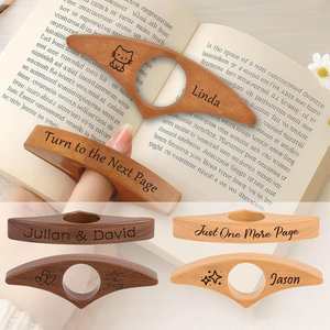 Porte-page de livre personnalisé, marque-page en bois gravé sur mesure, anneau de lecture en bois pour le pouce, accessoires pour livres - Product Image 1
