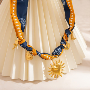 Collar con colgante de corazón de acero inoxidable estilo europeo americano, joyería de tela con lazo anudado para mujer, a la moda. - Product Image 2