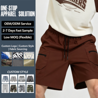 Short cargo zippé pour homme marron, taille élastique, cordon de serrage noir, poches latérales zippées, poche arrière à rabat, longueur genou avec détail cordon à extrémité.
