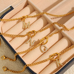 Pulseras y Brazaletes de Moda al por Mayor de Acero Inoxidable 316L con Baño de Oro de 14k y 18k, Pequeños y Delicados con Letras para Mujer - Product Image 3