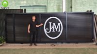 Gambar Desain Gratis Pintu Geser Utama Elektrik Desain Modern Berlapis Bubuk Ramah Lingkungan dari Aluminium Kustom yang Aman dan Terbuat dari Kaca Tempered