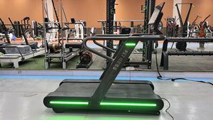 Equipo de gimnasio con rodamiento de carga doble de alta calidad, monitor de espejo para <span class=keywords><strong>teléfono</strong></span>, precio de cinta de correr, cinta de correr comercial, piezas antiestáticas - Product Image 4