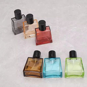 Botella de Perfume de Vidrio Vacía de Lujo de 30 ml, Forma Cuadrada, con Superficie para Grabado en Caliente, Recargable, con Pulverizador, Personalizable, Venta al Por Mayor - Product Image 5