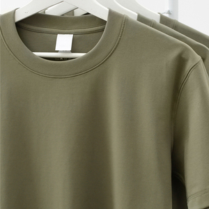 เสื้อยืดสีเขียวมะกอกแบบเรียบง่ายสั่งทำจากโรงงาน ผ้าฝ้าย 100% สำหรับฤดูร้อน แขนสั้น คอกลม สำหรับผู้ชาย - Product Image 2