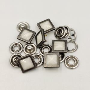 थोक 4 भाग 11 मिमी वर्ग प्रंग के लिए पिरामिड स्टड - Product Image 4