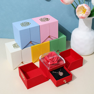 Caja de Regalo de San Valentín con Anillo de Flores de Jabón y Collar, Caja de Regalo con Rosa Eterna y Jabón Macaron de Doble Apertura - Product Image 1