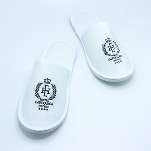 OEM ODM Chaussons d'hôtel jetables en polaire corail respirants, brodés, blancs, à bout fermé et doux - Product Image 2