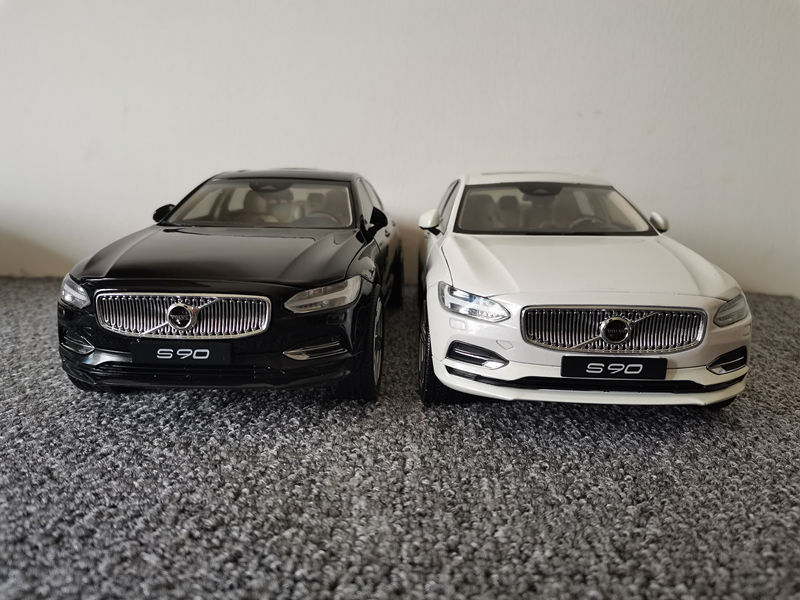 VOLVO S90 1:18 Diecast Model Toy Car - Eco-Friendly Alloy Vehicle