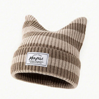 Gorro de punto acanalado multicolor a rayas al por mayor con diseño de orejas de gato, etiqueta tejida, cálido para invierno, estilo urbano, gorro tipo calavera para mujer