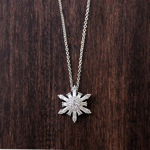 Collana con Ciondolo a Fiocco di Neve Scintillante per Donne, Catena con Cristalli di Ghiaccio, Gioiello Regalo - Product Image 2