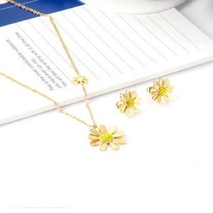 Parure de bijoux élégante pour femme : collier pendentif et boucles d'oreilles en acier inoxydable plaqué or, zircon, motif marguerite florale - Product Image 5