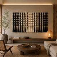 Tapisserie murale en macramé surdimensionnée noire et crème, style Wabi Sabi, pour la décoration murale de la maison ou de l'hôtel