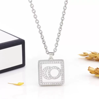 Collier de créateur de marque célèbre, collier en acier inoxydable pour femmes, bijoux, collier avec pendentif carré
