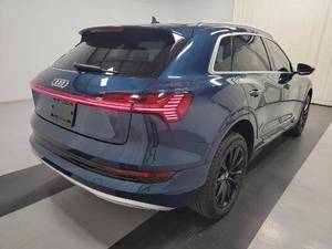 ราคาดีที่สุด รถอีทรอน SUV มือสองพรีเมียม ภายในสีเข้ม เบาะหนัง เครื่องยนต์ขับเคลื่อนสี่ล้อ ล้อแม็ก R18 เกียร์อัตโนมัติ 8 สปีด อะลูมิเนียม - Product Image 2