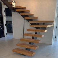 Escalier flottant moderne en acier à poutre centrale unique avec marches en bois massif à grain naturel pour villa, duplex, loft