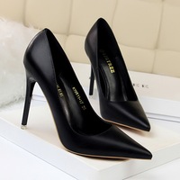 Escarpins en PU noirs à la mode pour femmes à talons hauts avec bout pointu confortable et anti-glissant couleur unie pour l'hiver