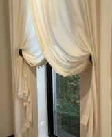Voilage en tulle crème style français avec garniture à pompons pour la décoration des fenêtres de salon et de chambre à coucher