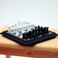 Modèle miniature de scène de table noire d'échecs de maison de poupée