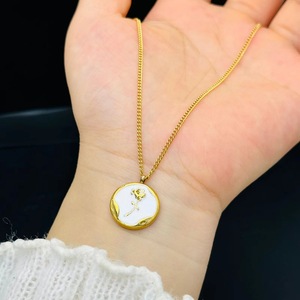Collier en acier inoxydable pour femme, style vintage, avec pendentif rose émaillé, bijou glamour et tendance - Product Image 4