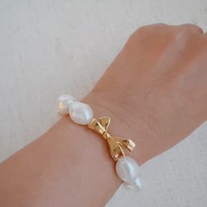 Bracelet extensible en perles avec nœud doré - Product Image 4